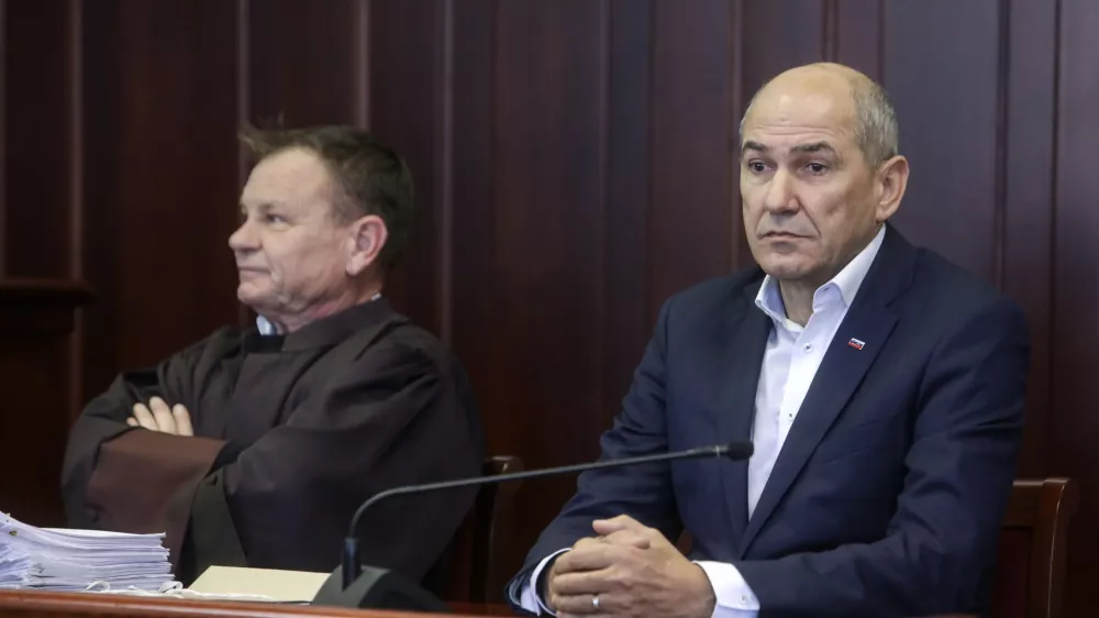 predsednik SDS Janez Jan&scaron;a, Franci Matoz, odvetnik Janeza Jan&scaron;e- 22.12.2022 &ndash; Okrožno sodi&scaron;če Kranj &ndash; od&scaron;kodninska tožba predsednika SDS Janeza Jan&scaron;e zoper sodnike in nekdanjo tožilko zaradi sodnega procesa Patria v vi&scaron;ini 900 tisoč evrov. //FOTO: Jaka Gasar