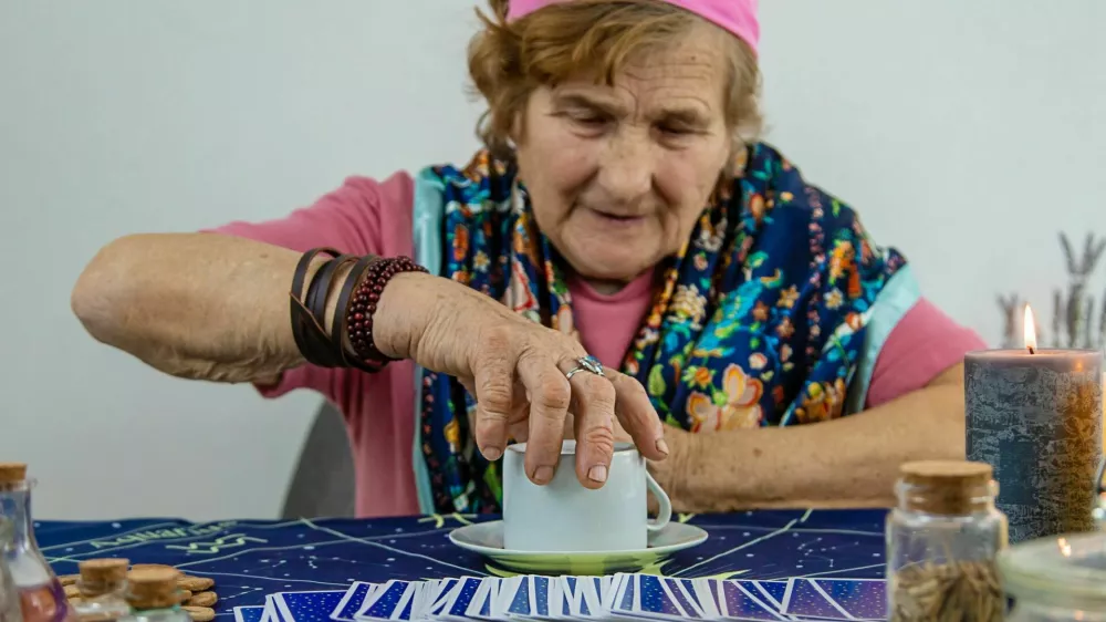 Gledali smo v karte, kavno usedlino, kristalno kroglo in še kam. / Foto: iStock