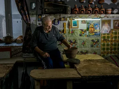 »Ni kontinuitete in ni prostora za nadaljevanje naše metode,« vse bolj izginjajočo obrt svojih prednikov obžaluje Kuvdis.​ Fotografija: Reuters