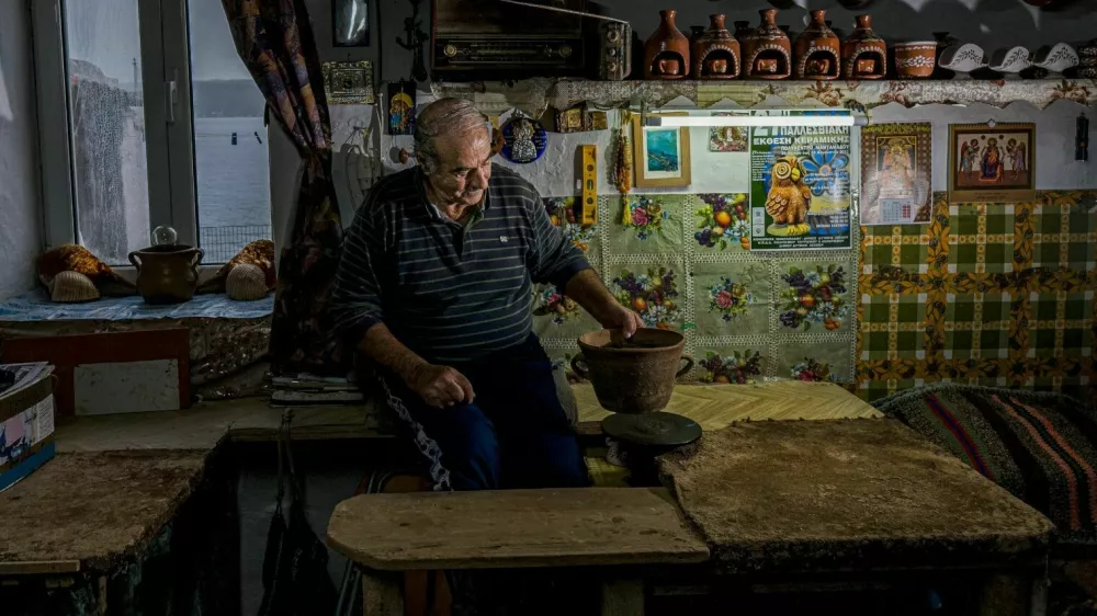 »Ni kontinuitete in ni prostora za nadaljevanje naše metode,« vse bolj izginjajočo obrt svojih prednikov obžaluje Kuvdis.​ Fotografija: Reuters