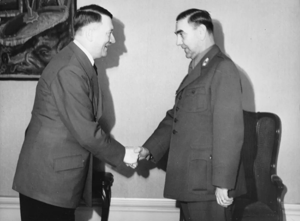 (Eingeschränkte Rechte für bestimmte redaktionelle Kunden in Deutschland. Limited rights for specific editorial clients in Germany.) Foreign Affairs 1943: Adolf Hitler at Palace Klessheim near by Salzburg, in conversation with Croatian Head of State Ante Pavelic (Poglavnik) (r.) - 27.04.1943 - Photographer: Presse-Illustrationen Heinrich Hoffmann - Published by: 'Berliner Illustrirte Zeitung' 20/1943 Vintage property of ullstein bild (Photo by Heinrich Hoffmann/ullstein bild via Getty Images) / Foto: Ullstein Bild Dtl.