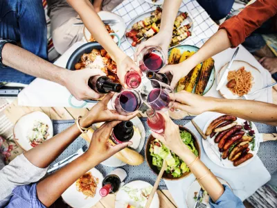 Aerial view of people toasting together / Foto: Rawpixel