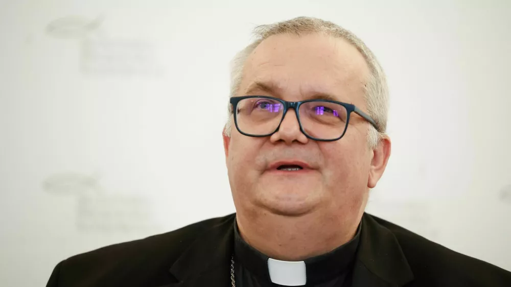 Ljubljana, Galerija Druzina.Novinarska konferenca Katoliske cerkve v Sloveniji, na kateri so predstavili dogodek z naslovom Forum za dialog in mir na Balkanu, ki bo v Kopru 17. in 18. junija.Soboski skof in podpredsednik SSK Peter &Scaron;tumpf.