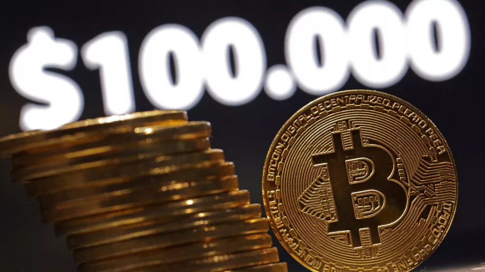 FILE PHOTO: Representations of cryptocurrency Bitcoin and words "$100.000" are seen in this illustration taken November 24, 2024. REUTERS/Dado Ruvic/Illustration/File Photo