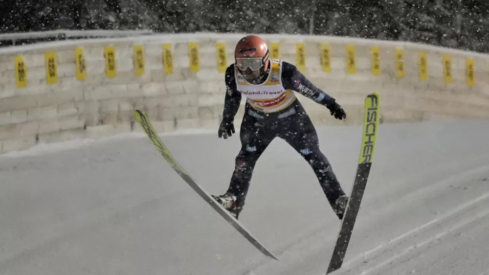 Pius Paschke from Germany competes during qualification of the ski jumping World Cup individual competition in Wisla, Poland, Friday, Dec. 6, 2024. (AP Photo/Czarek Sokolowski)