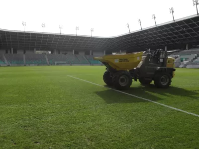 - 04.03.2024 – stadion Stožice - nogometno igrišče - zamenjava igralne površine - zelenica //FOTO: Luka Cjuha