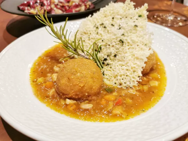 Kopunov ragu in ocvrte ješprenove kroglice, Gostilna in hotel Kunst