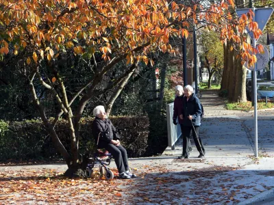 Zagotovljena vdovska pokojnina se upokojencu, ki izpolnjuje pogoje, izplača, če je zanj ugodnejša, torej je višja od njegove lastne (in dela vdovske) ali vdovske pokojnine. Fotografija je simbolična. Foto: Tomaž Skale