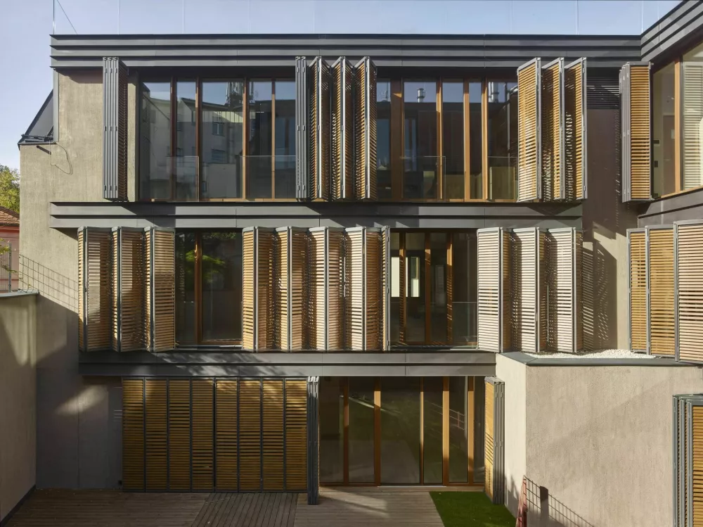 Soltec Dinamična fasada - zgibni paneli Praga / Foto: Filip Slapal