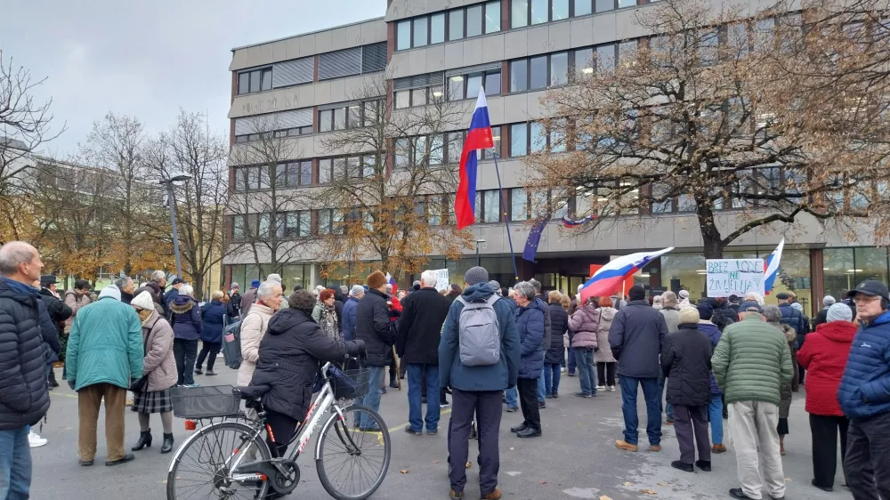 Nasprotnike gradnje kanala C0, ki se udeležujejo shodov pred ljubljansko mestno hišo, je mestni svetnik Aleš Primc tokrat povabil na shod pred stavbo upravne enote na Linhartovi cesti. Foto: Vanja Brkić