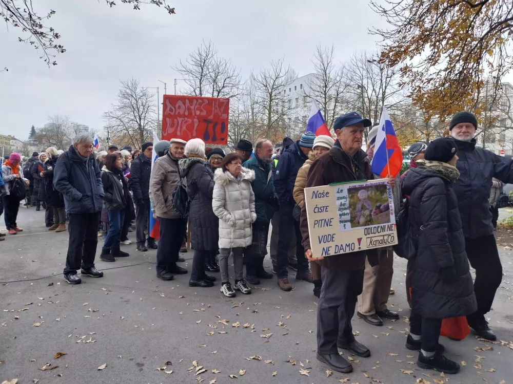 Nasprotnike gradnje kanala C0, ki se udeležujejo shodov pred ljubljansko mestno hišo, je mestni svetnik Aleš Primc tokrat povabil na shod pred stavbo upravne enote na Linhartovi cesti. Foto: Vanja Brkić