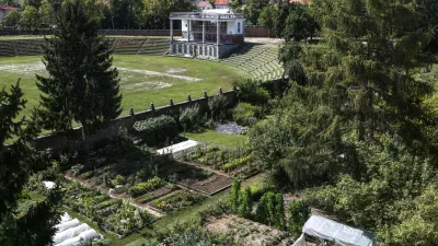 ﻿- zemljišče med stadionom in Fondovimi bloki. - vrtički - - 04.08.2017 - Plečnikov stadion za Bežigradom – športni park poslovneža Jožeta Pečečnika - kulturni spomenik  //FOTO: Luka Cjuha.