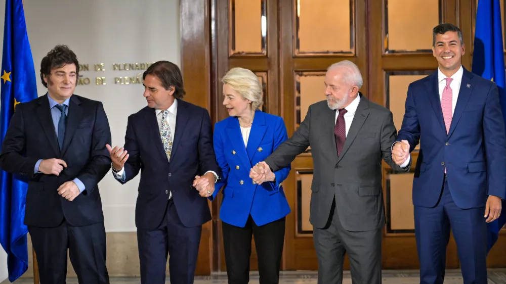 06 December 2024, Uruguay, Montevideo: (L-R) Argentina's President Javier Milei, Uruguay's President Luis Lacalle Pou, European Commission President Ursula von der Leyen, Brazil's President Luiz Inacio Lula da Silva and Paraguay's President Santiago Pena pose for the family picture of the Mercosur Summit in Montevideo. The European Commission and the South American trade bloc Mercosur announce the EU-Mercosur deal to create a huge free trade zone, after almost 25 years of talks. Photo: Santiago Mazzarovich/dpa