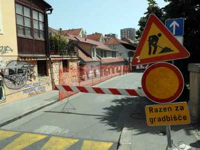 - prometni znak Delo na cesti - prepovedan promet - 27.06.2022 – Petkovškovo nabrežje – prenova med Resljevo cesto in Rozmanovo ulico //FOTO: Tomaž Skale