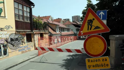 - prometni znak Delo na cesti - prepovedan promet - 27.06.2022 – Petkovškovo nabrežje – prenova med Resljevo cesto in Rozmanovo ulico //FOTO: Tomaž Skale