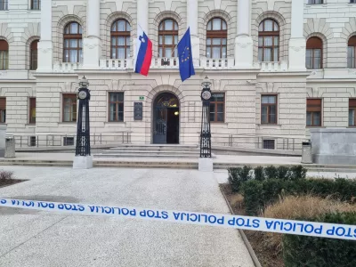 Ljubljana, Tavcarjeva ulica.Policija je zaradi najave moznosti, da je prisoten nevaren predmet, zavarovala osrednjo sodno stavbo na Tavcarjevi ulici v Ljubljani, so za STA pojasnili na Policijski upravi Ljubljana. Stavbo so obdali z zascitnim trakom in onemogocili dostop do nje.