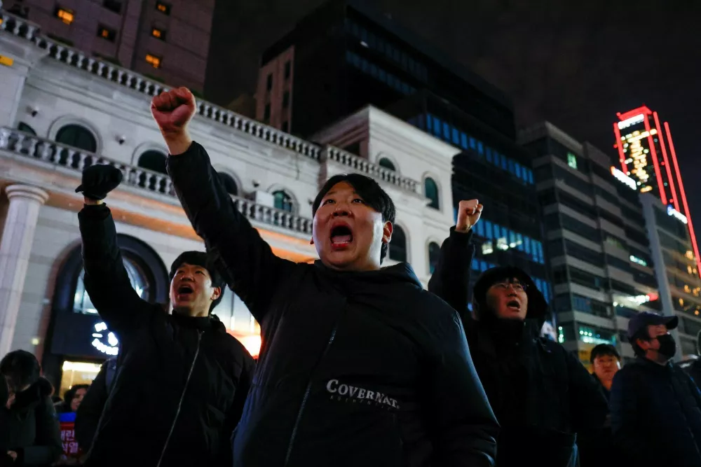 Protesters shout slogans denouncing the main ruling party "People Power Party" while watching the live broadcast of the impeachment voting during a rally calling for the impeachment of South Korean President Yoon Suk Yeol, who declared martial law, which was reversed hours later, in front of the ruling party's headquarters in Seoul, South Korea, December 7, 2024. REUTERS/Kim Kyung-Hoon