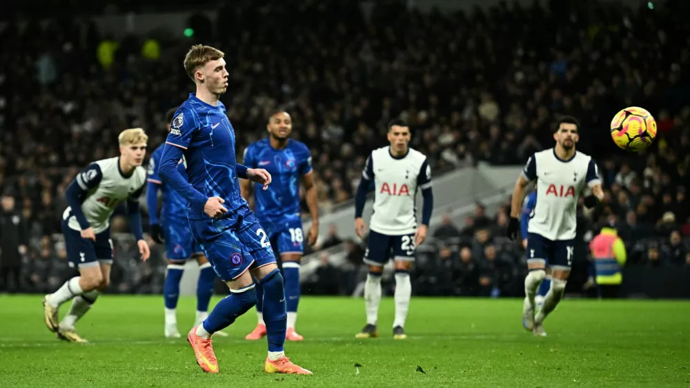 Soccer Football - Premier League - Tottenham Hotspur v Chelsea - Tottenham Hotspur Stadium, London, Britain - December 8, 2024 Chelsea's Cole Palmer scores their fourth goal from the penalty spot REUTERS/Dylan Martinez EDITORIAL USE ONLY. NO USE WITH UNAUTHORIZED AUDIO, VIDEO, DATA, FIXTURE LISTS, CLUB/LEAGUE LOGOS OR 'LIVE' SERVICES. ONLINE IN-MATCH USE LIMITED TO 120 IMAGES, NO VIDEO EMULATION. NO USE IN BETTING, GAMES OR SINGLE CLUB/LEAGUE/PLAYER PUBLICATIONS. PLEASE CONTACT YOUR ACCOUNT REPRESENTATIVE FOR FURTHER DETAILS..   TPX IMAGES OF THE DAY