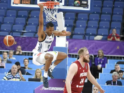 ﻿Slovenia's Anthony Randolph dunks the ball as Poland's Przemyslaw Karnowski, right, looks on during their Eurobasket European Basketball Championship match in Helsinki, Thursday Aug. 31. 2017. (Juss Nukari/Lehtikuva via AP)