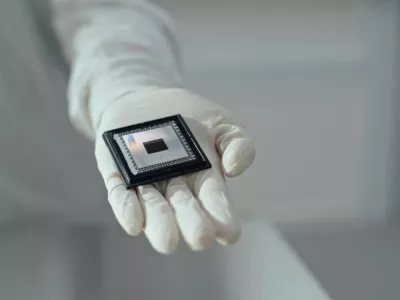 A person shows Google Quantum AI's "Willow" chip, in this undated handout photo obtained by Reuters on December 6, 2024. Google/Handout via REUTERS  THIS IMAGE HAS BEEN SUPPLIED BY A THIRD PARTY. NO RESALES. NO ARCHIVES. / Foto: Google