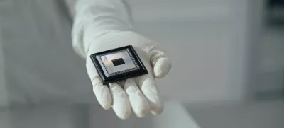 A person shows Google Quantum AI's "Willow" chip, in this undated handout photo obtained by Reuters on December 6, 2024. Google/Handout via REUTERS  THIS IMAGE HAS BEEN SUPPLIED BY A THIRD PARTY. NO RESALES. NO ARCHIVES. / Foto: Google