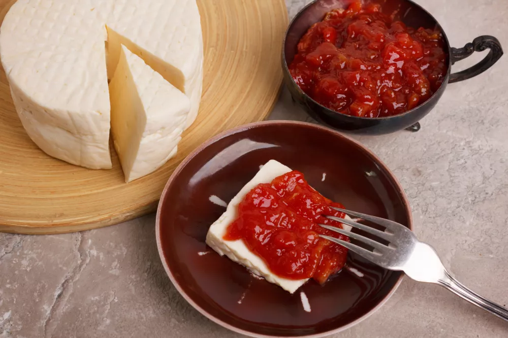 Brazilian dessert Romeo and Juliet, goiabada jam of guava and cheese Minas on marble table. Selective focus / Foto: Jantroyka