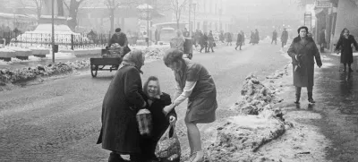 Na ledu je včasih komu tudi spodrsnilo. / Foto: Marjan Ciglič, hrani Muzej novejše in sodobne zgodovine Slovenije