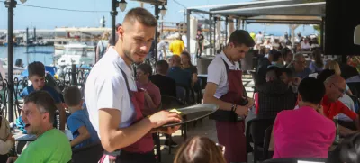 - 29.04.2024. Natakarja v kavarni in slaščičarni v Izoli._strežba, gostinstvo, turizem, pomanjkanje turističnih delavcev.- Predlog za prvomajsko čestitko. //FOTO: Bojan Velikonja / Foto: Bojan Velikonja