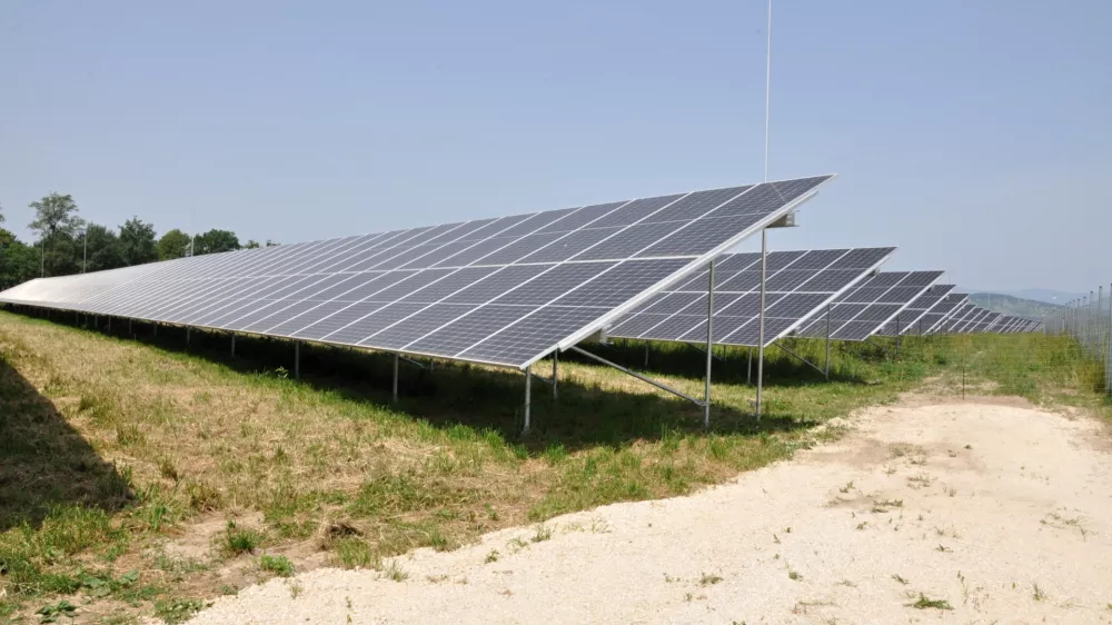 Brezice, vodno zajetje ob hidroelektrarni Brezice.Odprtje velike soncne elektrarne ob hidroelektrarni Brezice.