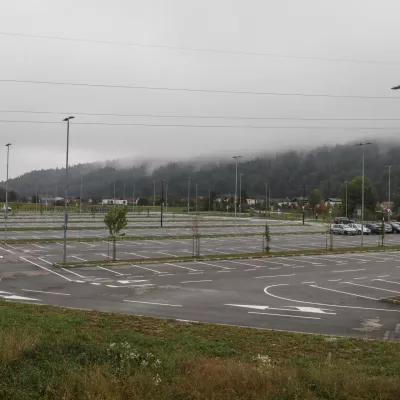 Občina bo na parkiriščih na Dolgem mostu, Barju in v Stanežičah zasebniku dovolila postavitev samopostrežnih montažnih avtopralnic. Foto: Luka Cjuha 