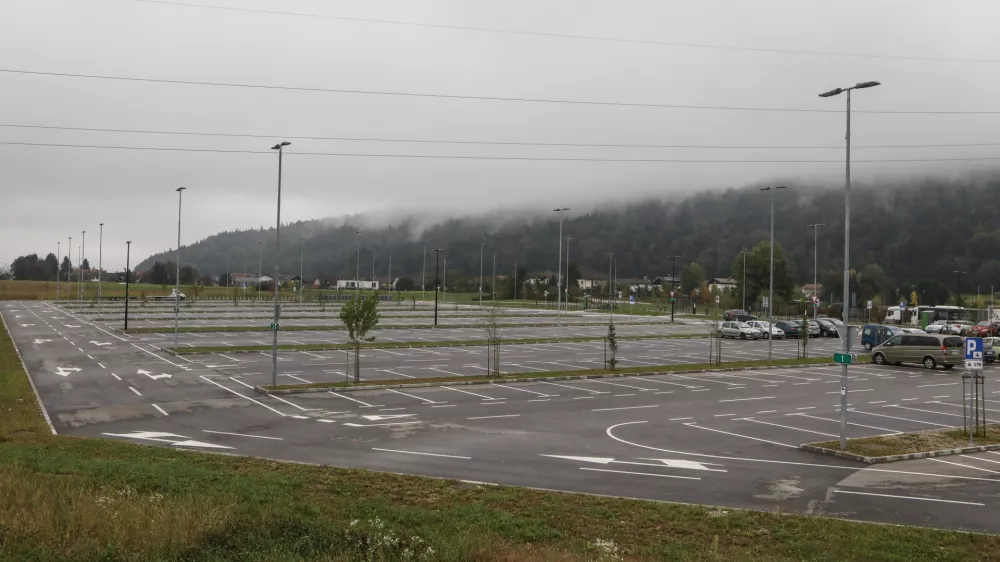 Občina bo na parkiriščih na Dolgem mostu, Barju in v Stanežičah zasebniku dovolila postavitev samopostrežnih montažnih avtopralnic. Foto: Luka Cjuha 