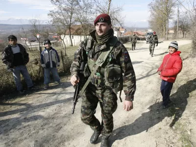 - KOSOVO 2008 - Peč/Klina - slovenska misija TF Sokol (KFOR), Slovenska vojska, vojaki SV, - 17. februar razglasitev neodvisnosti - osamosvojitev - odcepitev od Srbije - Kosovska skupščina razglasila neodvisnost Kosova -//FOTO: Tomaž SkaleOPOMBA: ZA OBJAVO V ČASOPISU DNEVNIK