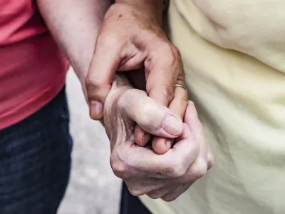 Starejši si zaslužijo kakovostno oskrbo. / Foto: Istock