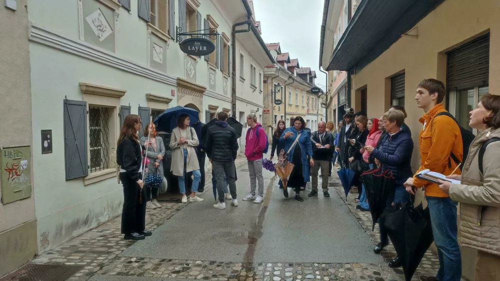 Gorazd Kranjčec (na sliki drugi z desne) med vodenjem po kranjskih ulicah Foto: osebni arhiv