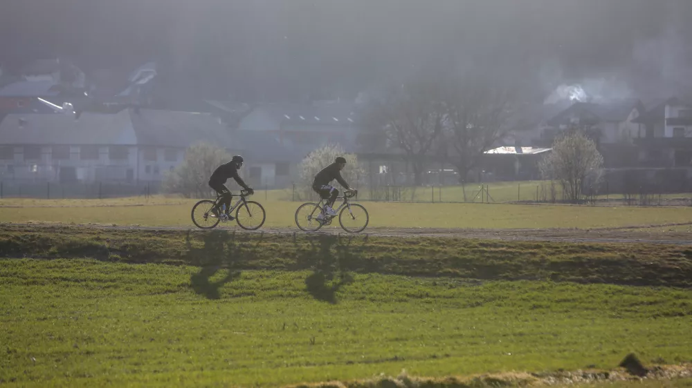 - 23.03.2022 – Suša v Sloveniji - kmetijske površine, kmetovanje, suha zemlja, njiva - kolesarjenje /FOTO: Jaka Gasar