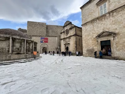 11.12.2024., Stara gradska jezgra, Dubrovnik - Velike koliocine grada pale na dubrovackom podrucju. Photo: Grgo Jelavic/PIXSELL