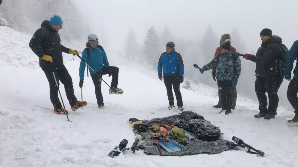 Dereze za visokogorje se razlikujejo od derezic za sprehod na manjši hrib ali gozdno pot. Foto: Eva Branc