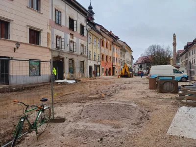 V starem mestnem jedru tudi v prazničnem decembru poteka temeljita obnova Mestnega trga. Foto: Tina Jereb