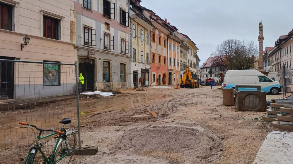 V starem mestnem jedru tudi v prazničnem decembru poteka temeljita obnova Mestnega trga. Foto:&nbsp;Tina Jereb