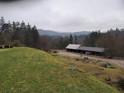 Stara žaga je družabno središče krajevne skupnosti Verd. Zdaj so odkupili tudi okoliška zemljišča. Foto: Miha K. Turk