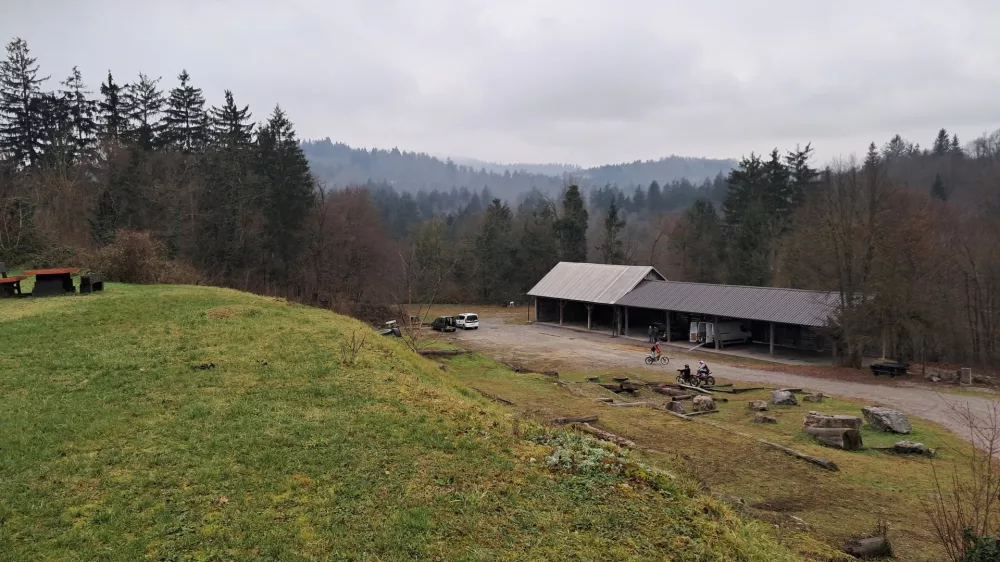 Stara žaga je družabno središče krajevne skupnosti Verd. Zdaj so odkupili tudi okoliška zemljišča. Foto: Miha K. Turk