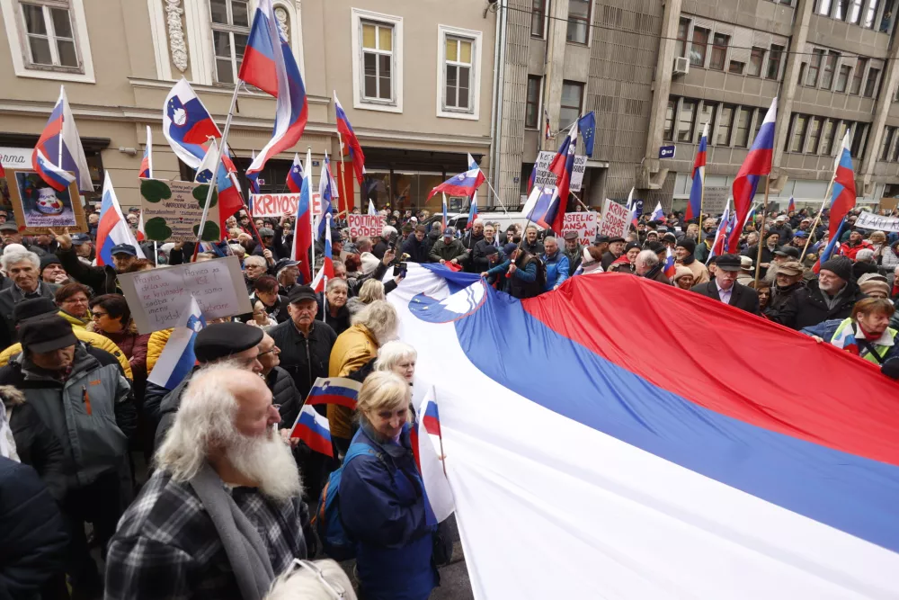 Protesti Jansevih podpornikov pred celjsko sodno stavbo