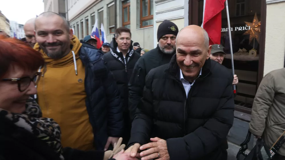 Janša pozdravlja zbrane na shodu. Foto: Bojan Velikonja