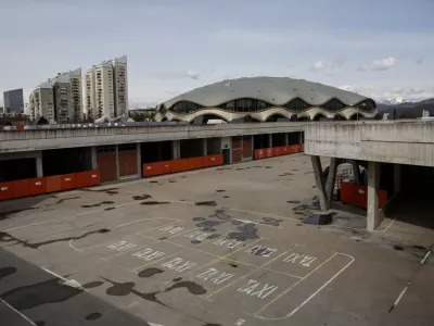 ﻿- parkirišče TAXI - -- 07.03.2017 - Športni park Stožice - nedokončan trgovski center - kompleks - stavba -    //FOTO: Luka Cjuha. 