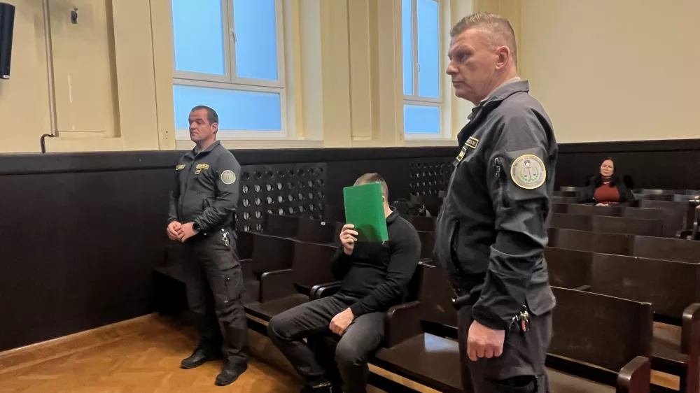 Kristijan Kamenik je znani obraz sodišč, tokrat pa se je skril za zeleno mapo. Foto: Vesna Lovrec, Večer