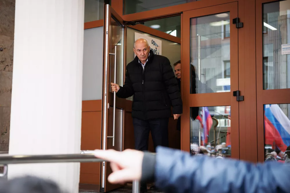 Janez Jan&scaron;a, predsednik SDS: &raquo;Hočemo Slovenijo, kjer se ne steka vse v Ljubljano, pa tudi Slovenijo, v kateri bo njeno glavno mesto spet slovensko, z županstvom vred.&laquo;

&nbsp;