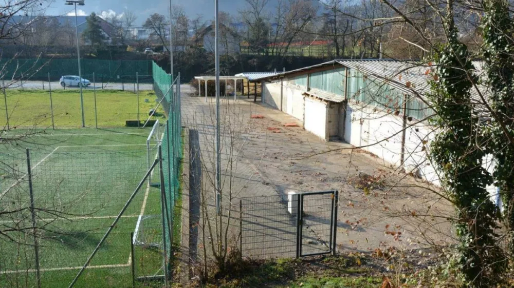 V minulih dneh so porušili v lanski poplavni ujmi poškodovane objekte nogometnega kluba. Foto: Občina Medvode