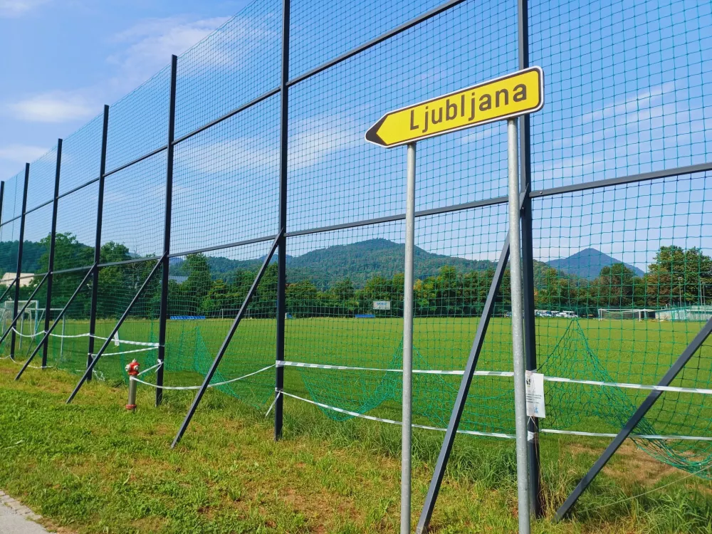 Dolgoročna rešitev usode medvoškega nogometnega igrišča je selitev na drugo stran reke Sore. Foto: Tina Jereb