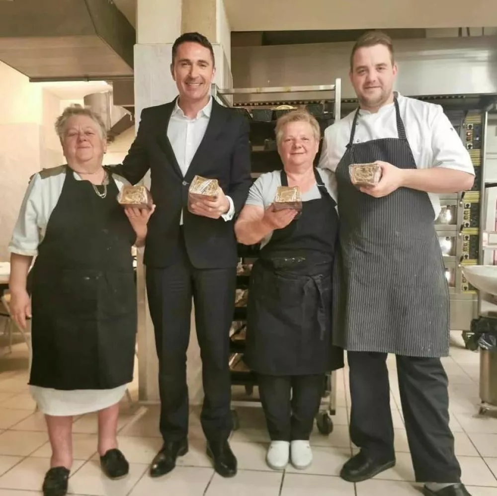 tokrat vodi naša slaščičarska mojstrica ga. Slobodanka, tj. gospa skrajno levo na sliki – ki se za to priložnost v hotel, kjer je ustvarjala celo svojo slaščičarsko kariero, vrača iz penzije. 