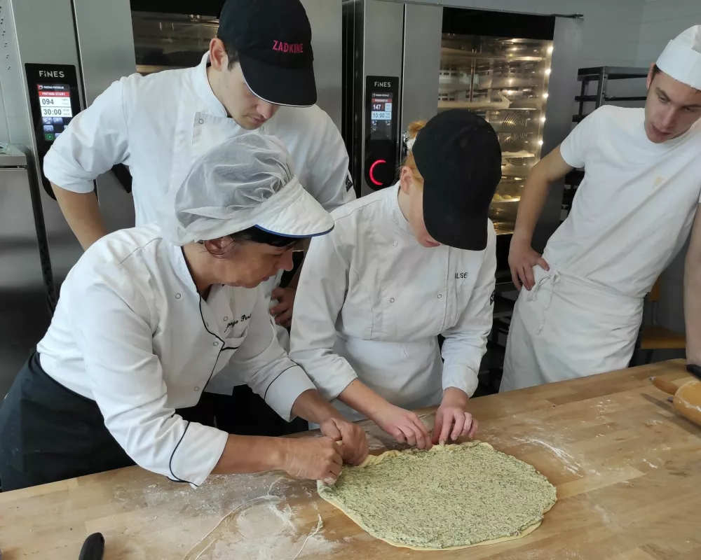 Dijaki na BIC Ljubljana so aktivno vpeti v pripravo različnih vrst potic v novoletnem prazničnem času in času Velike noči. F BIC Ljubljana